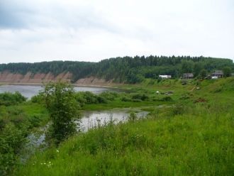 Его верхняя часть рассечена глубокими ов