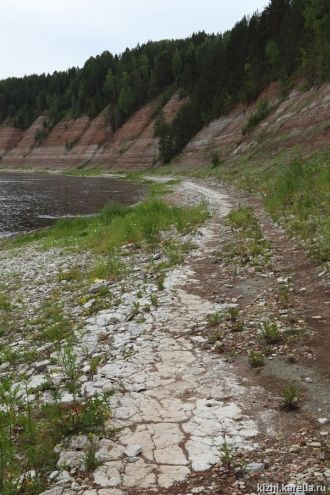 Река, прорезая коренные отложения, откры