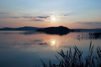 Озеро Ургун находится в 6 км севернее ст