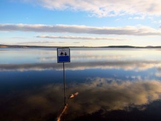 Око занимает широкую плоскодонную впадин
