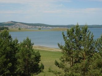 По химическому составу воды озера относя