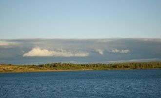 Здесь, западнее островка, максимальная г