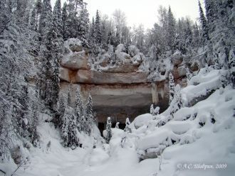 В заповеднике много пещер.