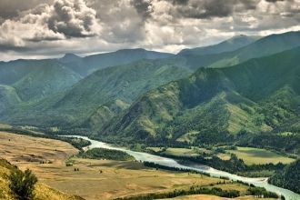 Именно здесь среди ледников, берут начал