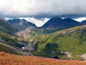 Ближайшие поселки расположены в 100 кило