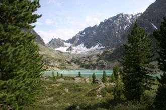 На территории насчитывается свыше 130 во