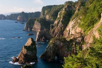 На берегу озера расположен город Хаконэ,