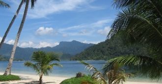 Остров Суматра омывается водами множеств