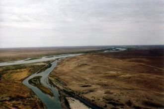 Он стоит в излучине на правом высоком бе