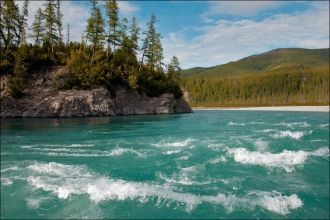 После Колымского нагорья путь реки проло
