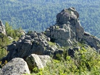 Гора Синюха (высота - 1210 м) расположен