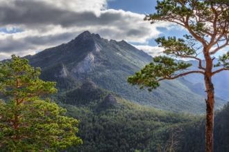 А поскольку гора считается священной, то