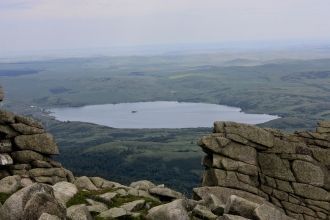Вблизи горы находится знаменитый камнере