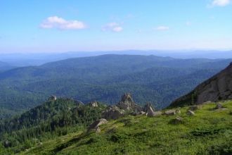 На вершине скалы под воздействием ветра 