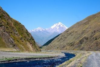 Там, где находится Казбек, гора у самого