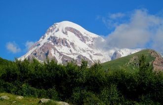 Со всего массива спускаются во все сторо