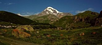 Там, где находится Казбек, гора-великан,