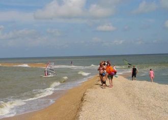 Коса Долгая располагается в зоне наиболь