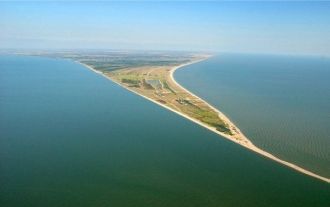 В смене конфигурации косы Долгой следует