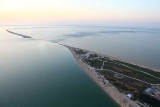 Микрорельеф косы сформировался под влиян