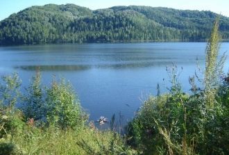 Озеро Убинское расположено в обжитой мес