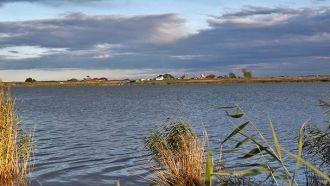 На берегу озера находится Заречно-Убинск