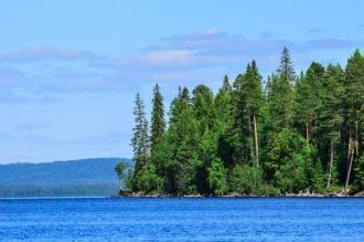 Пяозеро имеет неправильную удлиненную фо