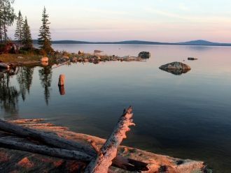 Из северного конца озера вытекает р. Кум