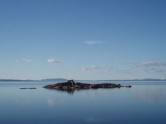 Рельеф дна сложный, его формы имеют разл