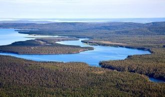 В южной части глубины достигают 35-40 м,