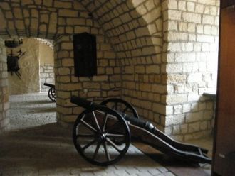 Пушки в казематах Збаражского замка.