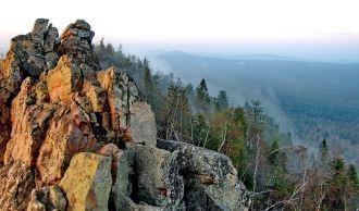 На юге преобладают сосновые леса, на сев