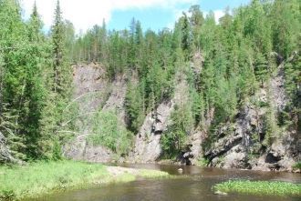 По валу и внутри ям под покровом лишайни