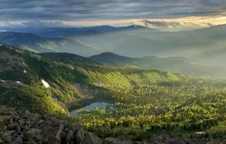 Сапсан гнездится на остроконечных скалах