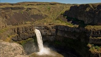Воды Палуса ниспадают в круглое озеро, о