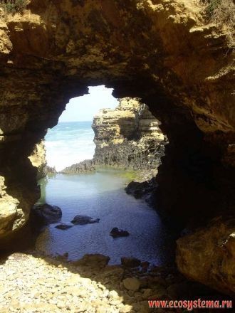 В результате  волновой активности прибоя