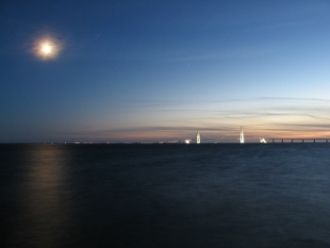 Пролив имеет исключительно большое эконо