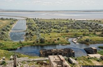 Вид на Акташское озеро и охлаждающий кан