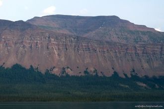 Озеро со всех сторон окружают горы с ярк