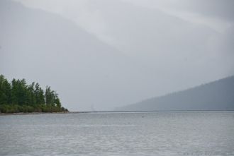 Глубина озера большая - десятки метров. 