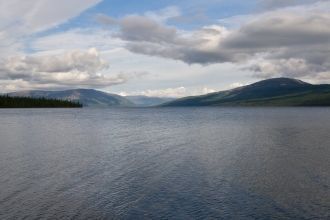 Вид с северного берега озера Кета на Вос