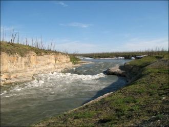 Озеро Кета лежит на высоте 93 м, между з