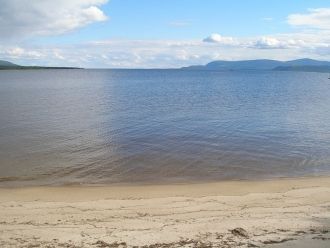 Умбозеро находится в 26 км к востоку от 