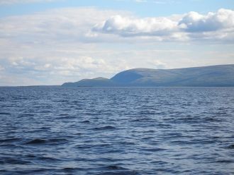 Недалеко от западного побережья располож