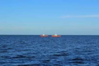 Под действием вод притоков, приносящих в