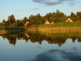 На берегах озера несколько деревень, кру