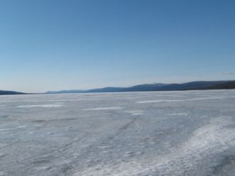 Зимой озеро покрывается льдом и оттаивае