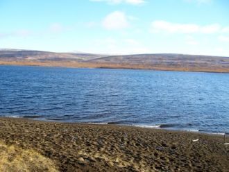 Почти перпендикулярно прежнему направлен