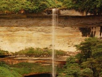 Водопад Умбилла, хотя и высокий, но очен