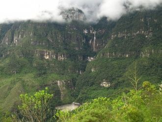 Вид на Водопад Умбилла издалека.